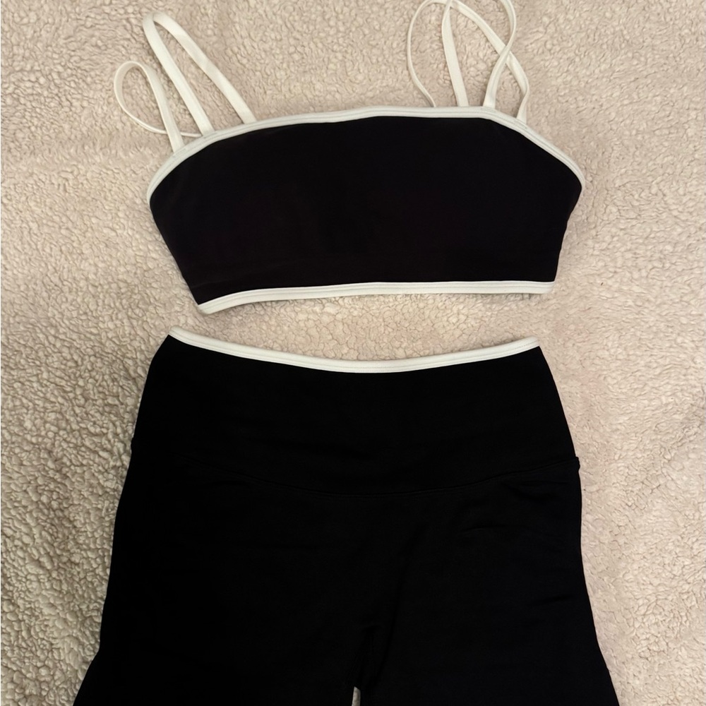 Fabletics SEAMLESS LOW IMPACT BRA and SEAMLESS SCRUNCH SHORT 4" set
